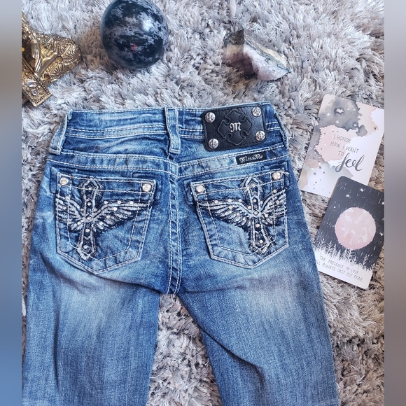 Miss Me Girls Size 8 Cropped Denim Embroidered Pocket Jeans - Picture 2 of 8